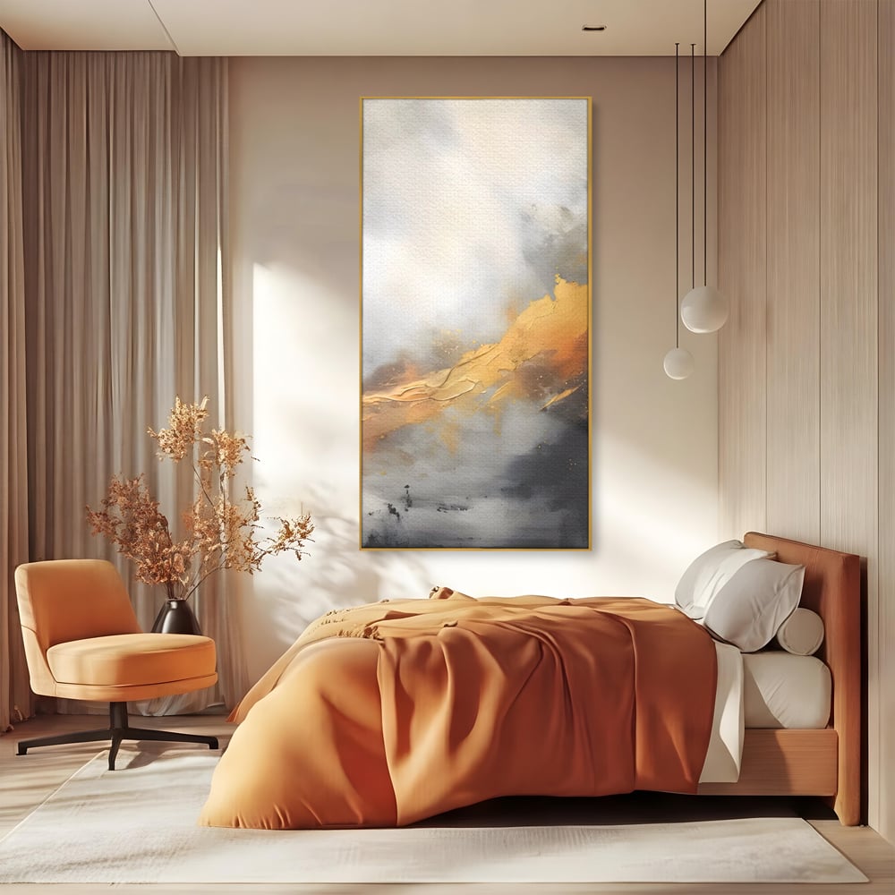 Tablou canvas cu pictura abstracta cu tusa aurie si tonuri gri, in rama de aluminiu auriu, pe perete intr-un dormitor